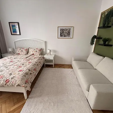 Trina In The Centre *