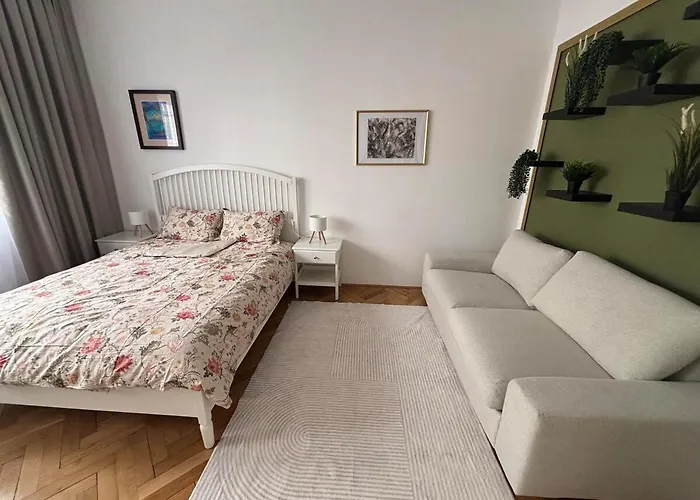 Trina In The Centre *